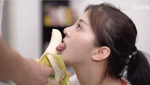 Dạy em gái ăn chuối đúng cách